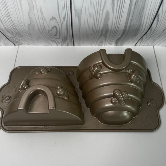 Nordic Ware Beehive Cake Pan Gold 10 Cups Made In USA Honeybee Birthday Dessert - Picture 1 of 7
